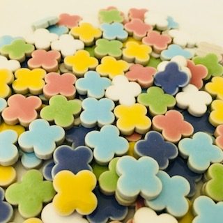 色鮮やかな花形のタイル