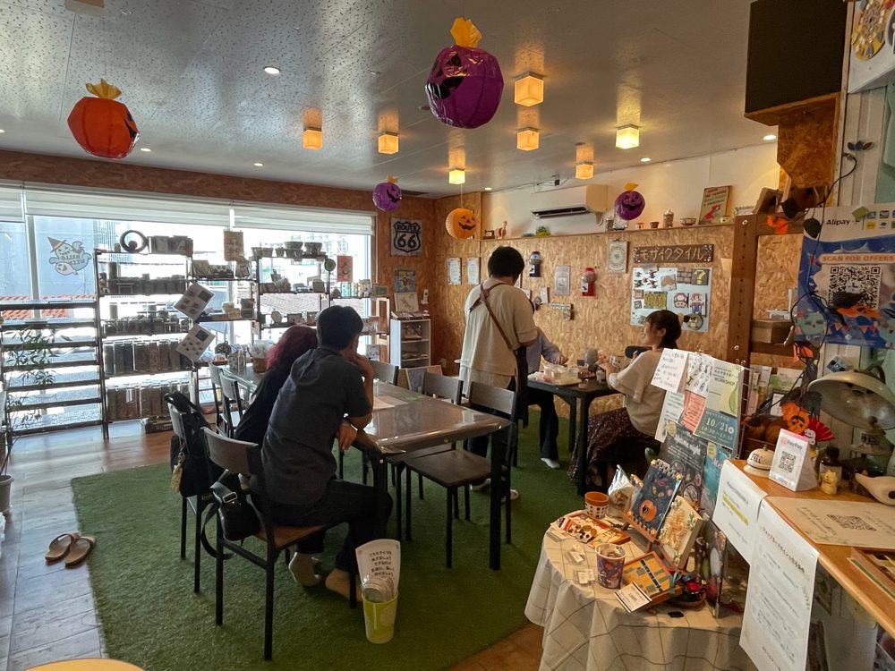 ワークショップでにぎわう店内