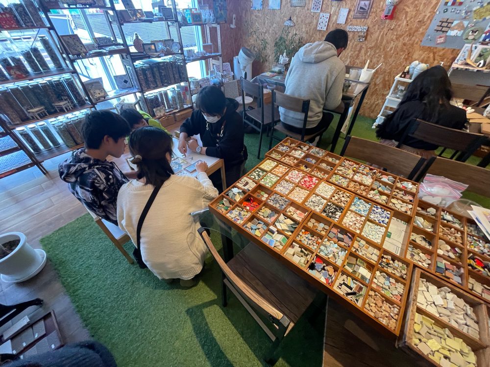 店内ワークショップでタイル作品をつくる様子